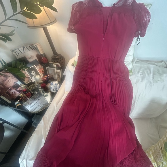 Only worn once SELF PORTRAIT LACE TRIM PLEATED MIDI DRESS in burgundy - size 2! - Picture 4 of 12